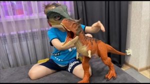 Карнотавр глотающий Jurassic World