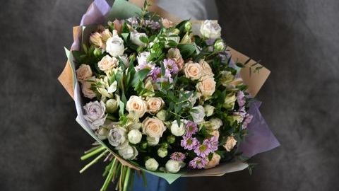 Высокий букет из разных цветов