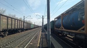 Встреча грузовых поездов.