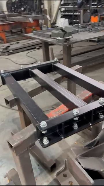 Усиленная монтажная плита-проставка на седельные тягачи... смотреть онлайн