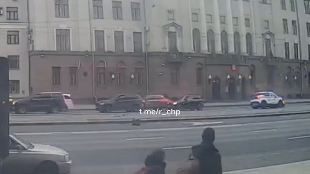 В центре Москвы полицейский автомобиль наехал на велокурьера. смотреть онлайн