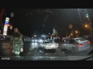 Когда стоишь в полосе ТОЛЬКО налево, а кому-то это не нравится. Видео от подписчика Воронеж.