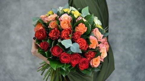 Букет с градиентом и техника работы с универсальной зеленью