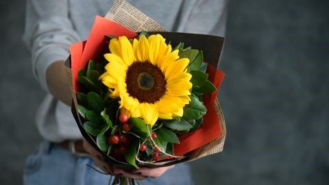 Упаковка букета листами без фиксации. Вариант 3