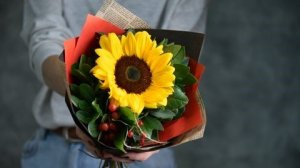 Упаковка букета листами без фиксации. Вариант 3