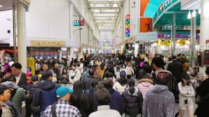 남대문 시장 아케이드 구경꾼 몰린다!! 연일 엄청난 인파 행진! 600년 전통의 대 변화, 서울 여행 워커.