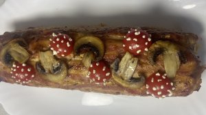 Куриный рулет в беконе с грибами.