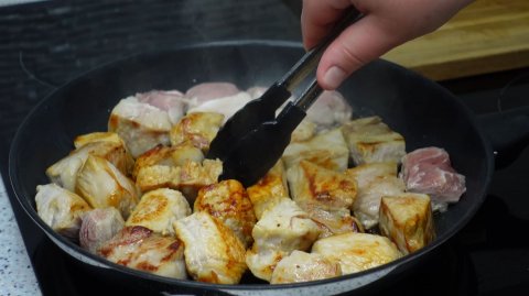 Сочное мясо вкуснее Шашлыка! Жареное мясо с луком на сковороде.