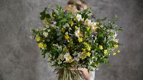 Пышный букет из аморфных цветов