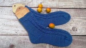 Небесно-голубые носочки с переплетениями// МК//  Вяжем образец узора