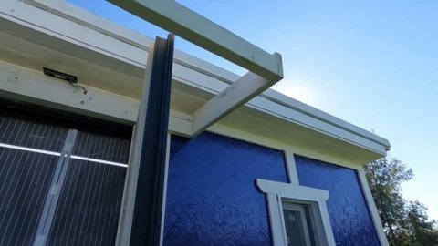 Крыльцо-навес над входной дверью.