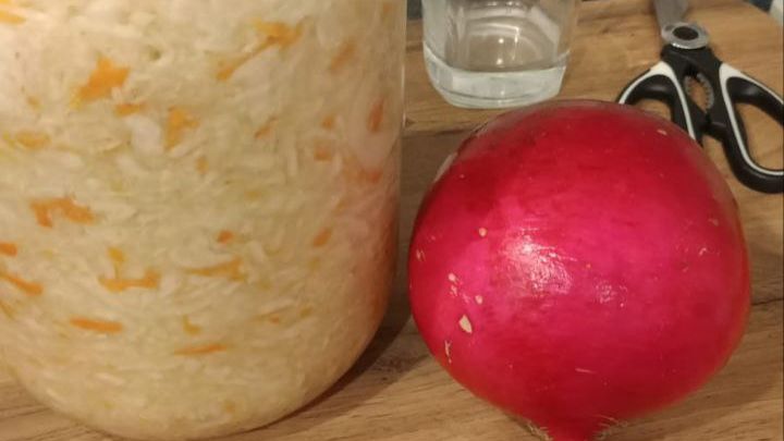 Пришла пора капустке+ редиска на слоновьем навозе))) и не правильное окрашивание.