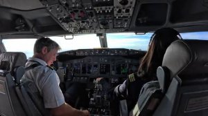 Красивая женщина пилот сажает свой самолёт Boeing 737-800