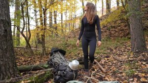 Девушка совершенно одна ночует в лесу в палатке. Бушкрафт.