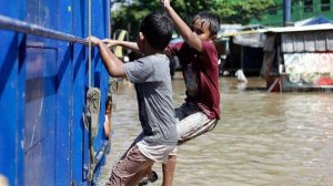 Число жертв наводнения в Индонезии приближается к тысячи. Еще около 300 человек пропали без вести
