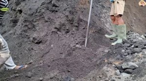 Строительство, шахтёры дружно просеивают песок