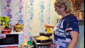 Простая семья в деревне,я торопилась грела ужин а он 🥹 пришёл с работы и....Слава богу нет муки