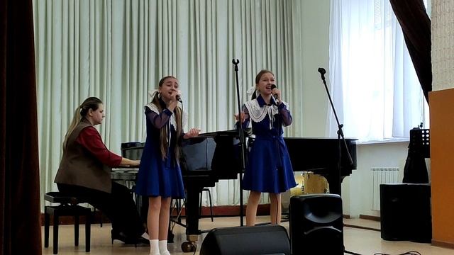 Дуэт Девчата ДШИ 11. Девчонки танцуют на палубе А.Пахмутова