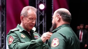 Директор Росгвардии Виктор Золотов вручил Золотые Звезды героям спецоперации.