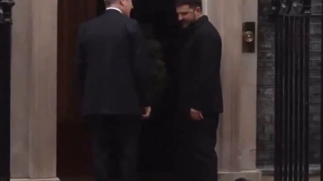 Даже Кот Ларри убежал от Зеленского в Лондоне на встрече со Стармером смотреть онлайн