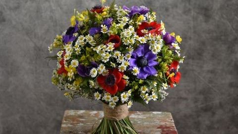 Букет анемоны с ромашками