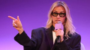 Неадекватный поклонник полгода преследует популярную блогершу