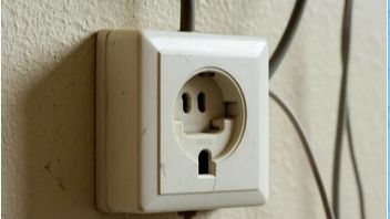 Устанавливаем электрическую новую розетку.