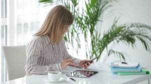 Девушка с планшетом и телефоном