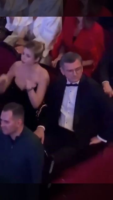 Экс-глава МИД Украины Кулеба со своей шмарой на концерте