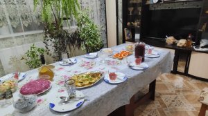 /Готовлю салаты//Федя жарит стейки 😋// приехали гости с музыкой🎊 //