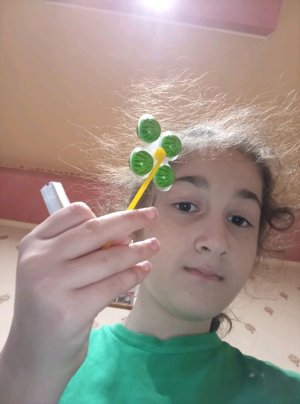 типо асмр по 2 конфетам