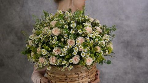 Корзина с кустовыми ромашками (танацетумом)