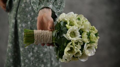 Букет невесты из анемонов в параллельной технике