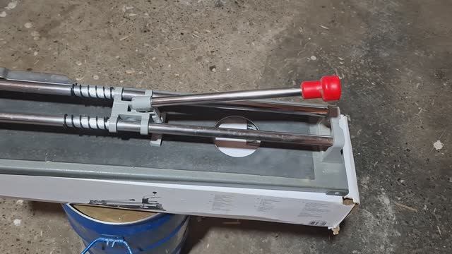 Недорогой плиткорез на 500 мм из ОБИ. Как порезать большой формат плитки.