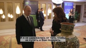 Симоньян подарила Путину вазу с надписью о воссоединении России и Украины