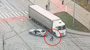 Полицейский запрыгнул в кабину движущейся фуры и предотвратил ДТП: видео.