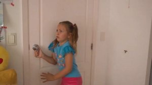 Весёлые приключения в бассейне с Майей и Мией