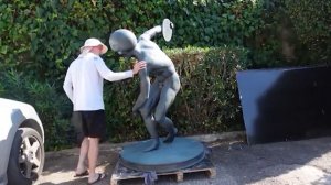 «Древняя» шутка: в Греции художник решил запутать археологов будущего