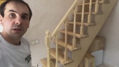 Установка деревянного ограждения на лестницу.