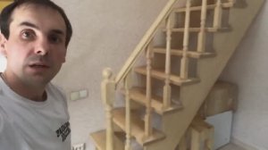 Установка деревянного ограждения на лестницу.