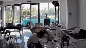 Электрокар Xiaomi SU7 завёлся сам и уехал без водителя Инцидент произошёл в Китае.