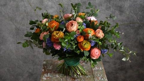 Вытянутый букет с ранункулюсами и гиацинтами