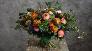 Вытянутый букет с ранункулюсами и гиацинтами