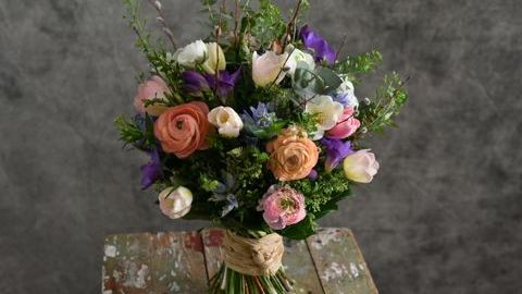 Букет из весенних цветов - фрезия и гиацинты