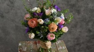 Букет из весенних цветов - фрезия и гиацинты