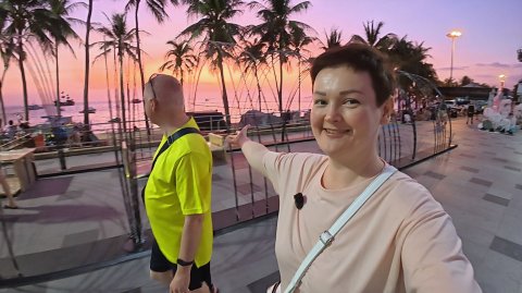 РАБОТАЕМ в офисе на пляже в Паттайе😅В кого не ПЛЮНЬ везде БЛОГЕРЫ) МИФЫ и Вечерний Джомтьен. Влог