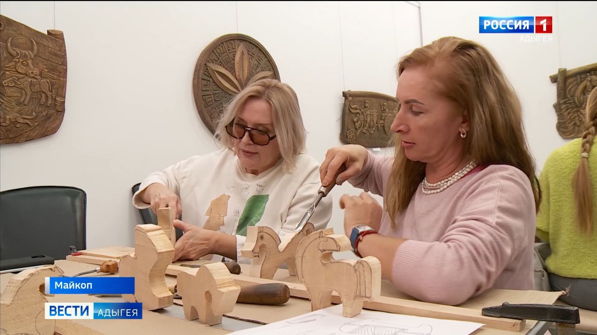 В картинной галерее республики состоялся мастер класс по резьбе по дереву "Огненная лошадь"