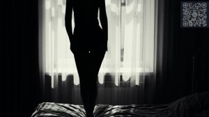 Девушка скачет на кровати, Эротика