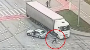 Молниеносная реакция полицейского помогла предотвратить серьезную аварию в Москве.