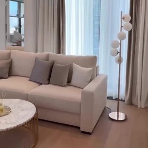 Светлая и просторная кухня-гостиная